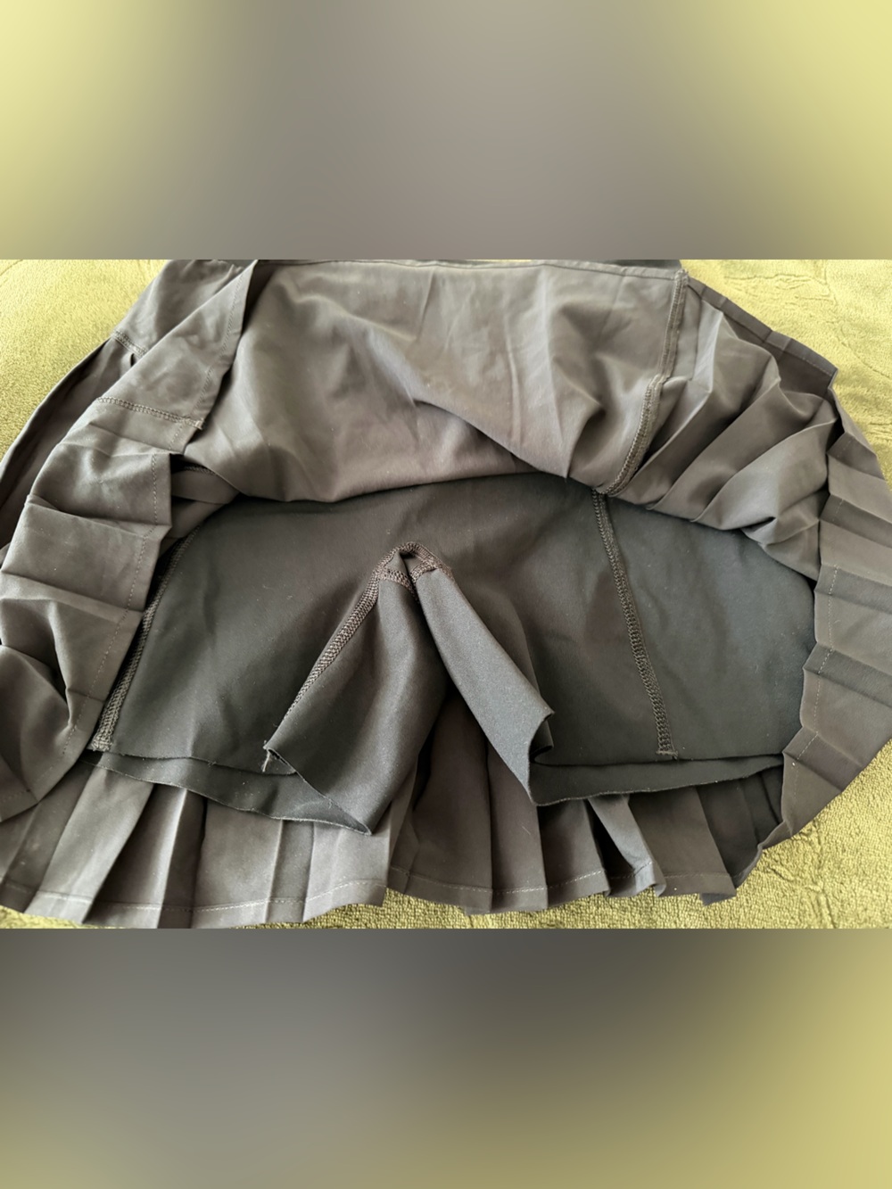 Spanx get  moving  black pleated skirt/skort - Picture 2 of 4